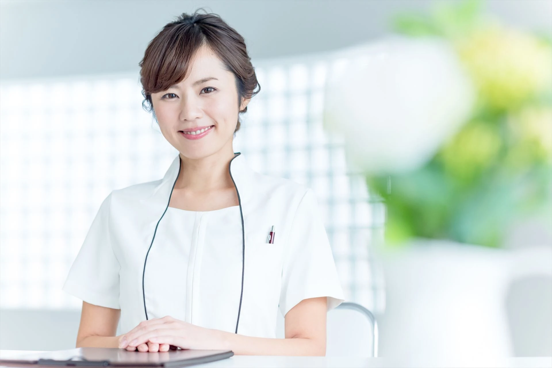 微笑む女性スタッフ